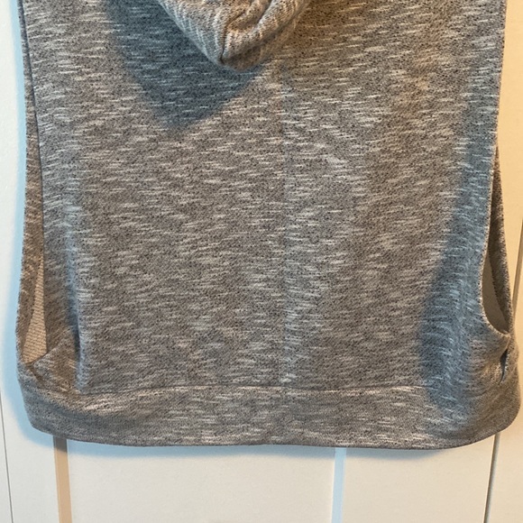 ✨ANY 2 FOR 15 ANY 3 FOR 20✨- Sleeveless Forever21 Hooded Vest - Picture 9 of 10
